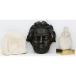 Beethoven-Maske, Mädchenrelief und Frauenskulptur.