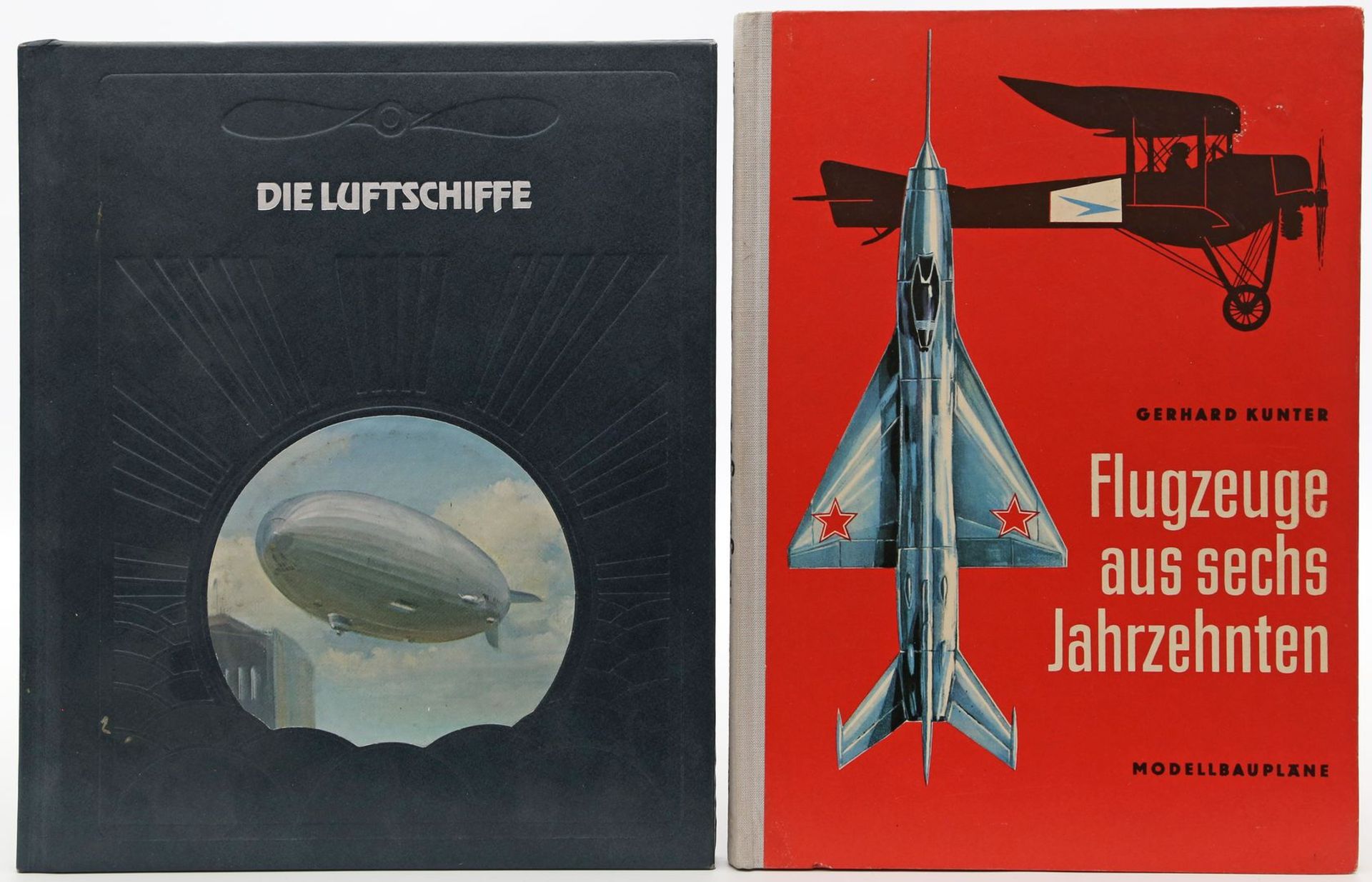 27 div. Bücher und Broschüren rund um das Thema Flugzeuge.