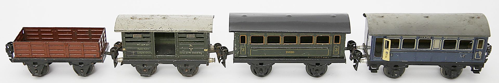 2 Personen- und 2 Güterwagen, Märklin Spur 0.