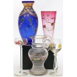 2 Gläser, Karaffe, Becher und Vase.