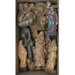 24 Madonnen-Skulpturen und 6 Reliefs.