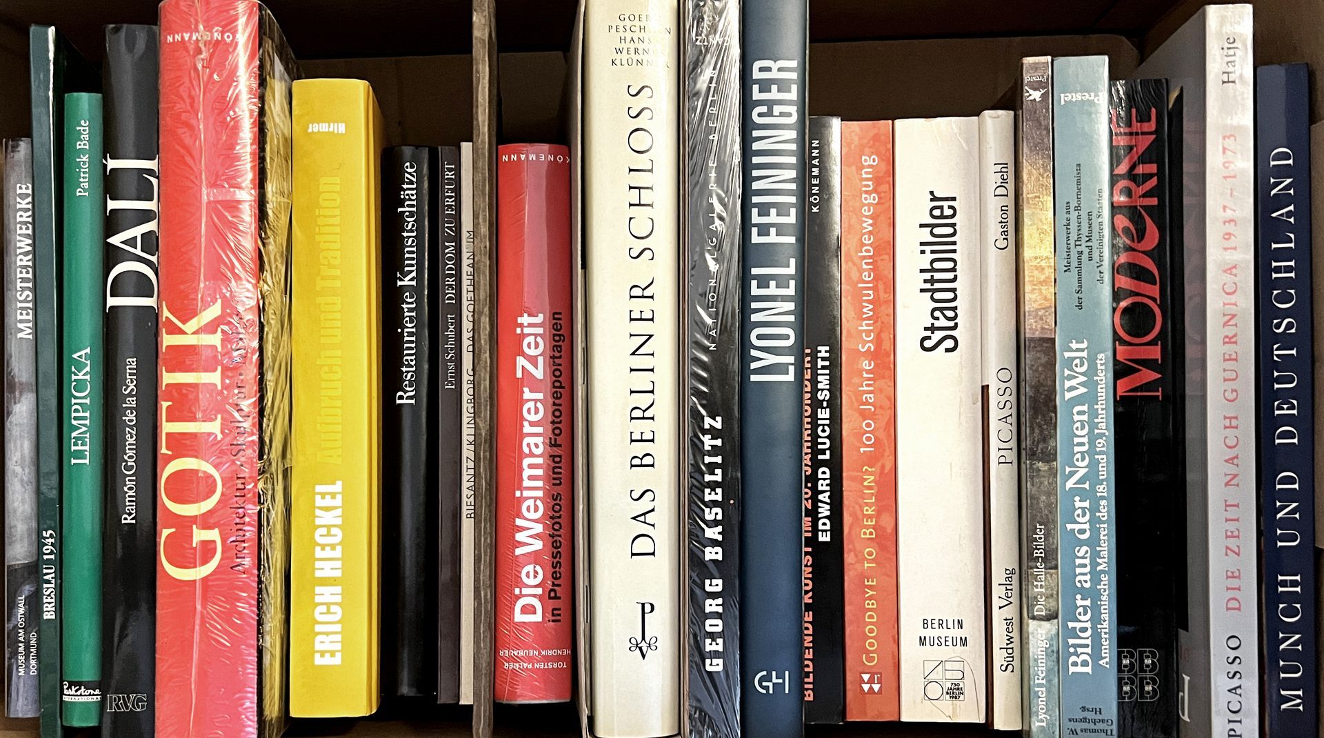 24 Bücher und Ausstellungskataloge,