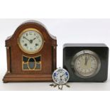 2 Tischuhren und Miniatur-Wanduhr.