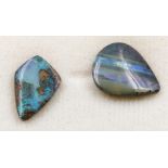 2 Boulder-Opale, zus. ca. 5,3 ct.