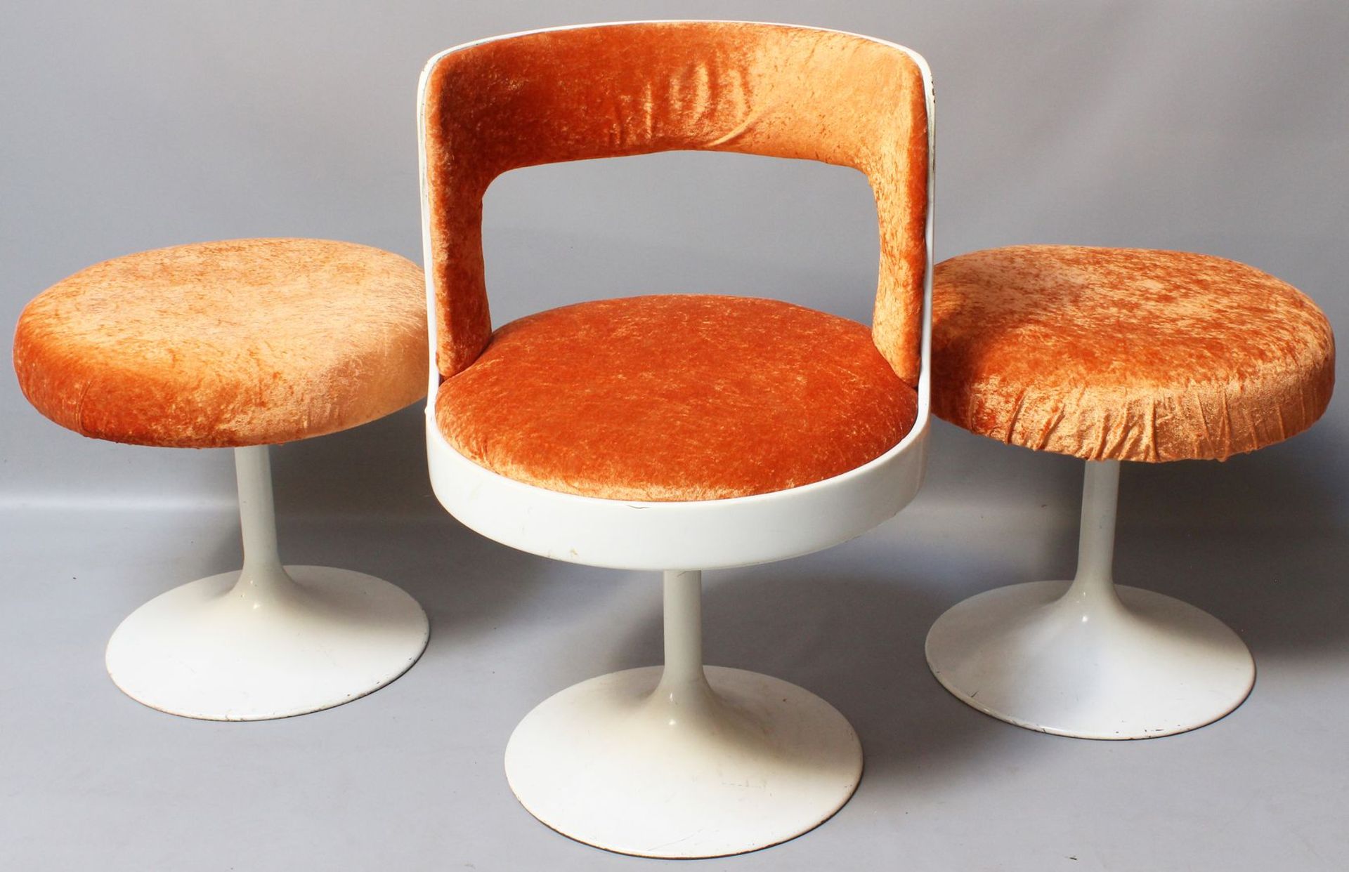 Paar Mid Century-Hocker und -Stuhl.