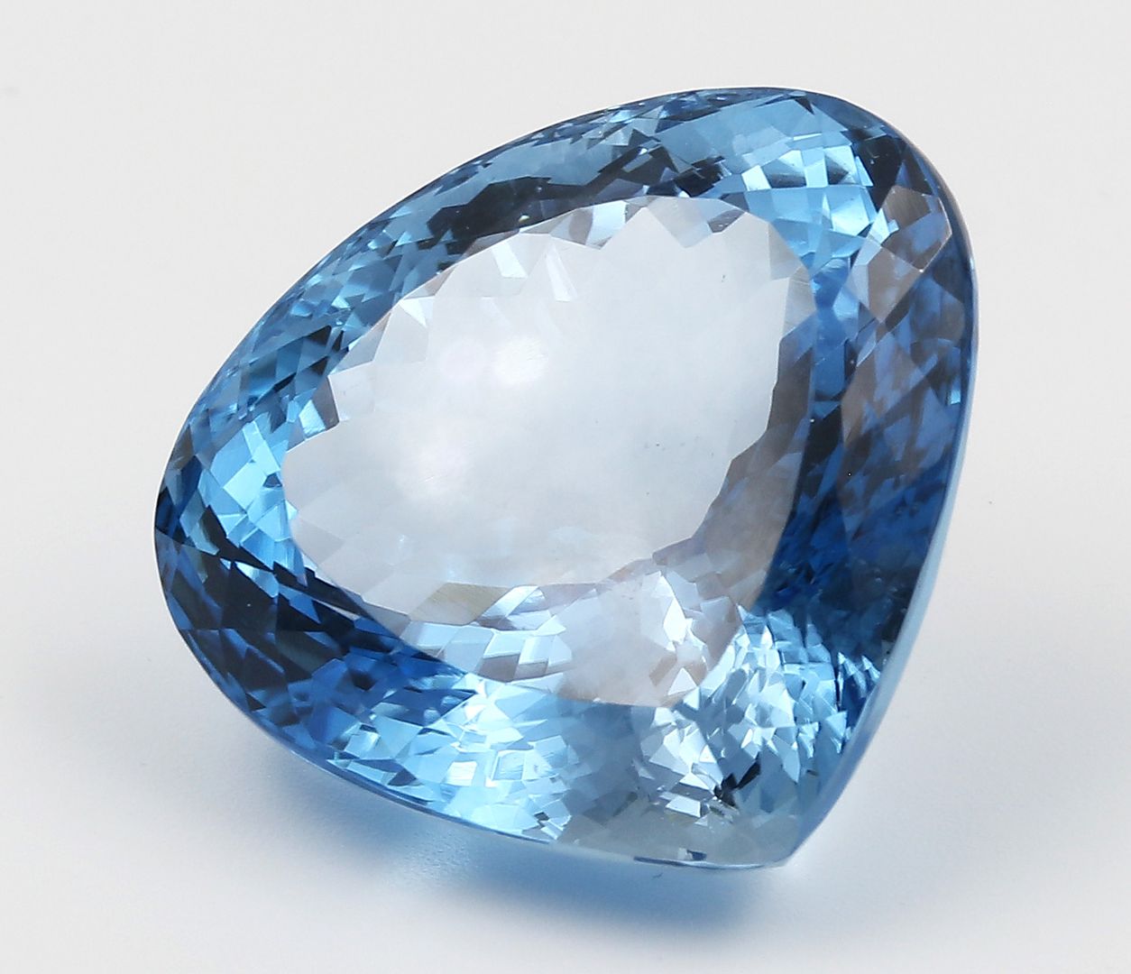 Qualitätvoller, großer, blauer Topas, 126 ct.