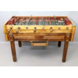 Art Deco-Tischfußball (Kicker).