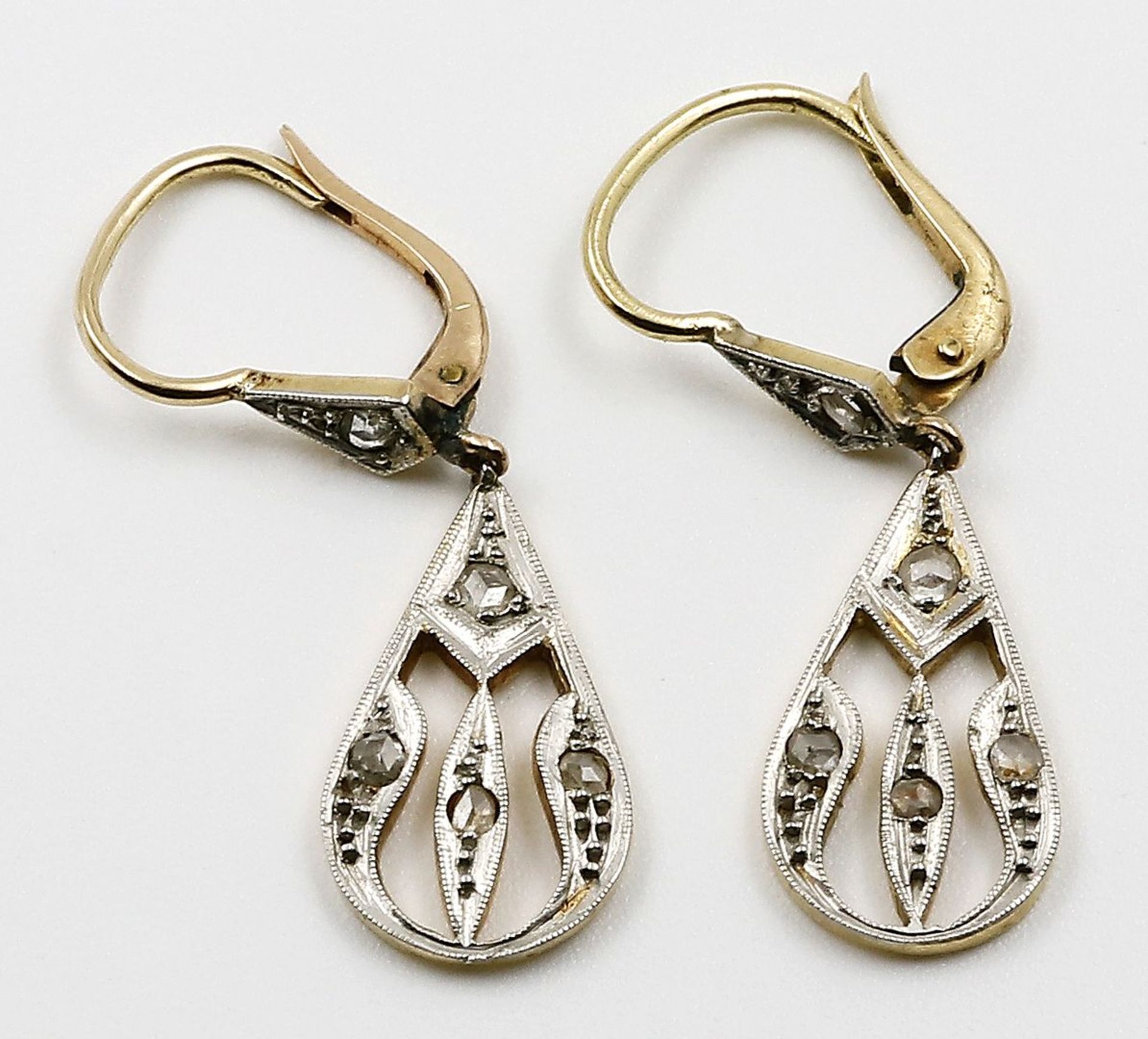 Paar Art Deco-Diamantohrhänger mit Sicherungsbügel.