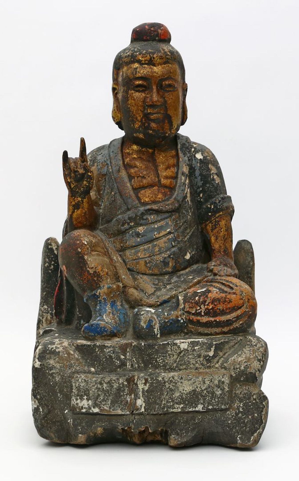 Sitzender Buddha auf Felssockel.