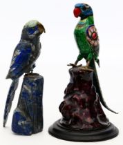2 Papagei-Skulpturen.
