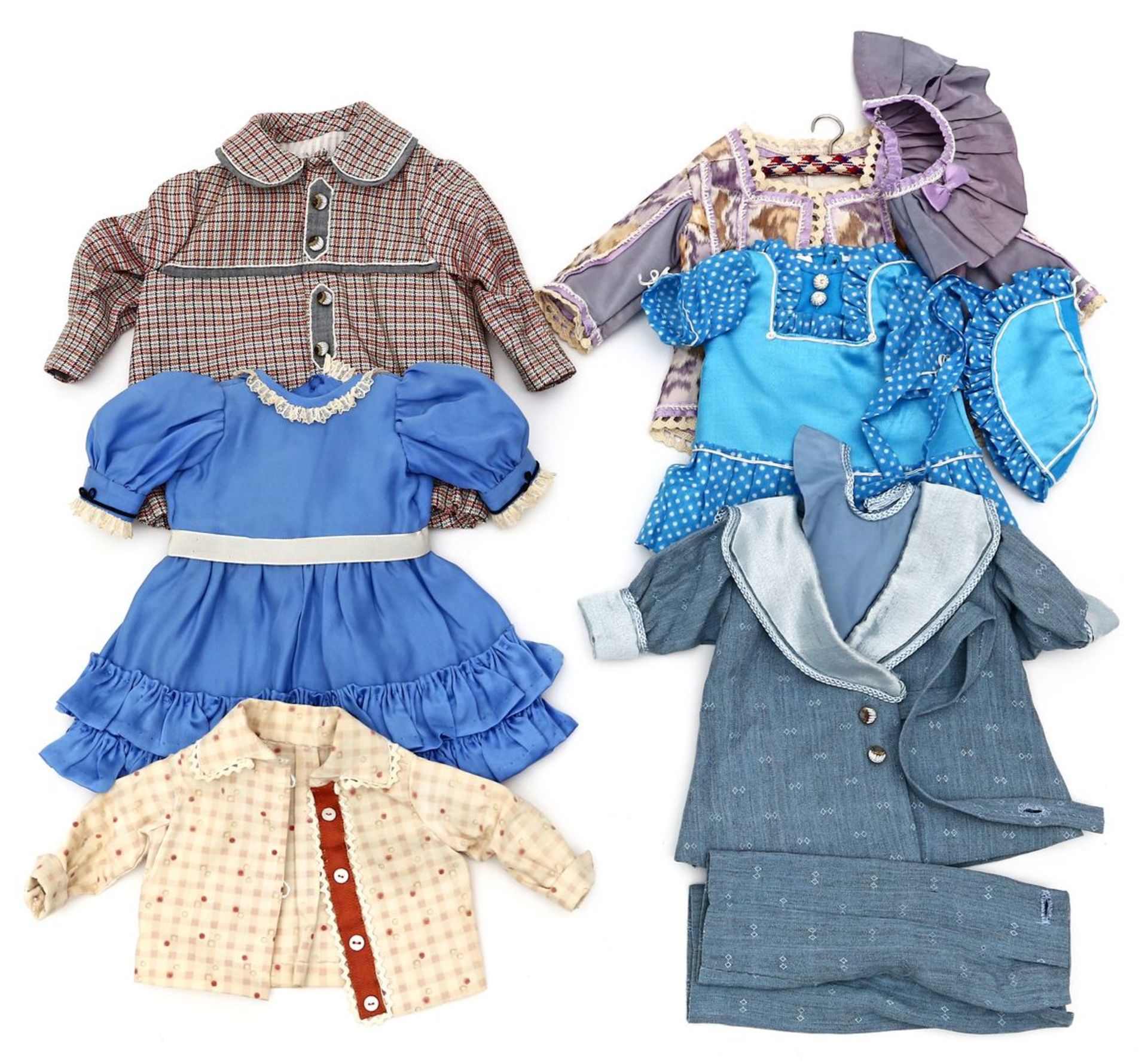 9 Teile Kleidung für kleine Puppen.