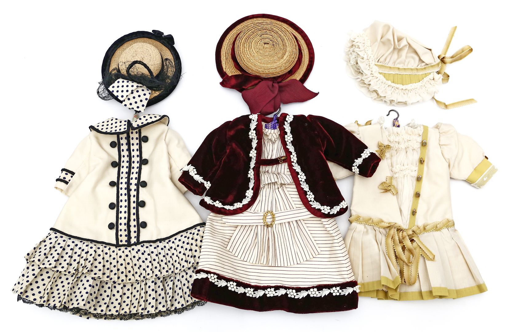 3 Kleider, je mit Hut, für ca. 36 bis 40 cm-Puppen.