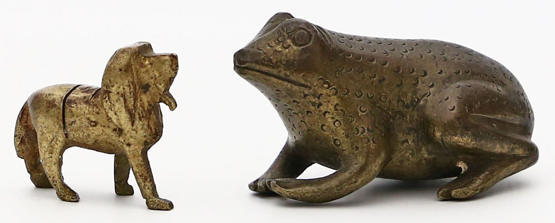 2 kleine Skulpturen "Frosch" und "Löwe".