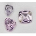 Drei Kunzite, zus. ca. 9,18 ct.