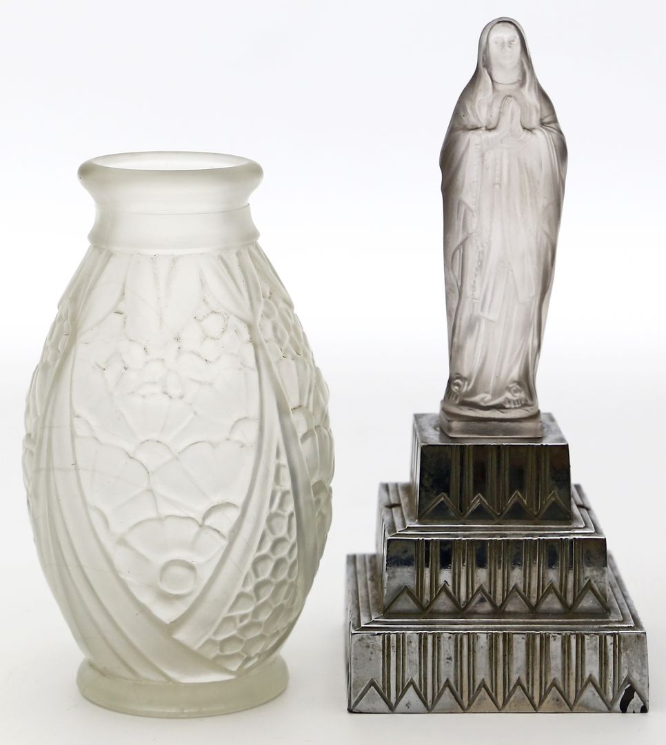 Art Deco-Vase und Madonnenskulptur.