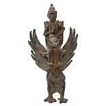 Garuda mit Reiterfigur.