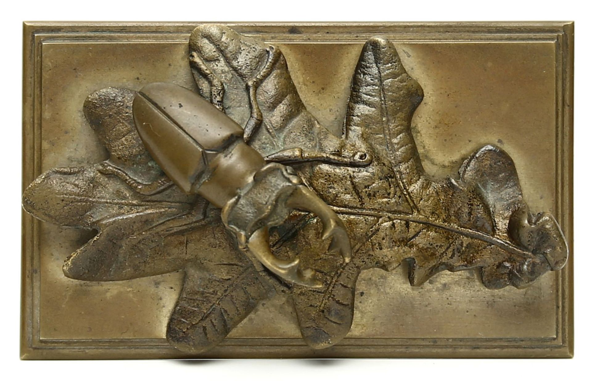 Briefbeschwerer mit Hirschkäfer auf Eichenblatt.