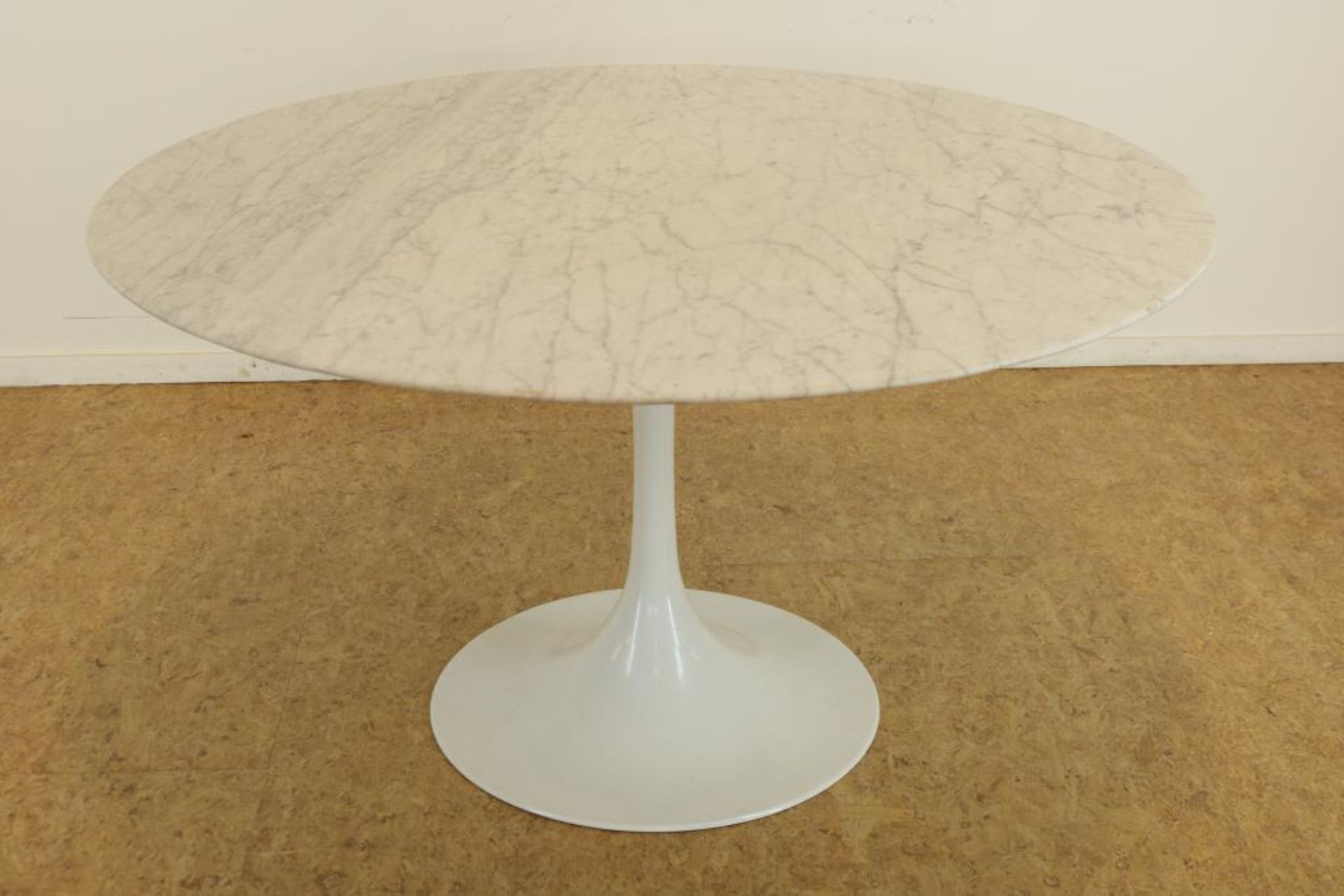 Moderne tafel met marmeren blad