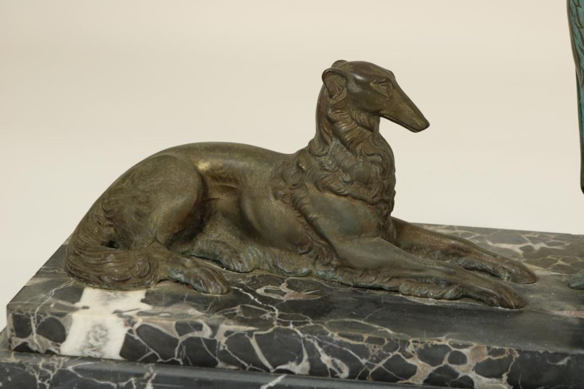 Art Deco sculptuur van dame met honden - Bild 2 aus 5