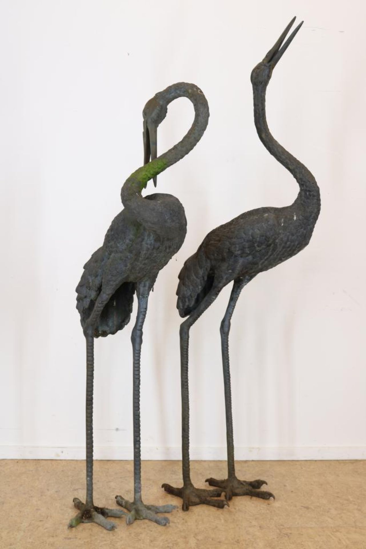 Stel bronzen sculpturen van kraanvogels