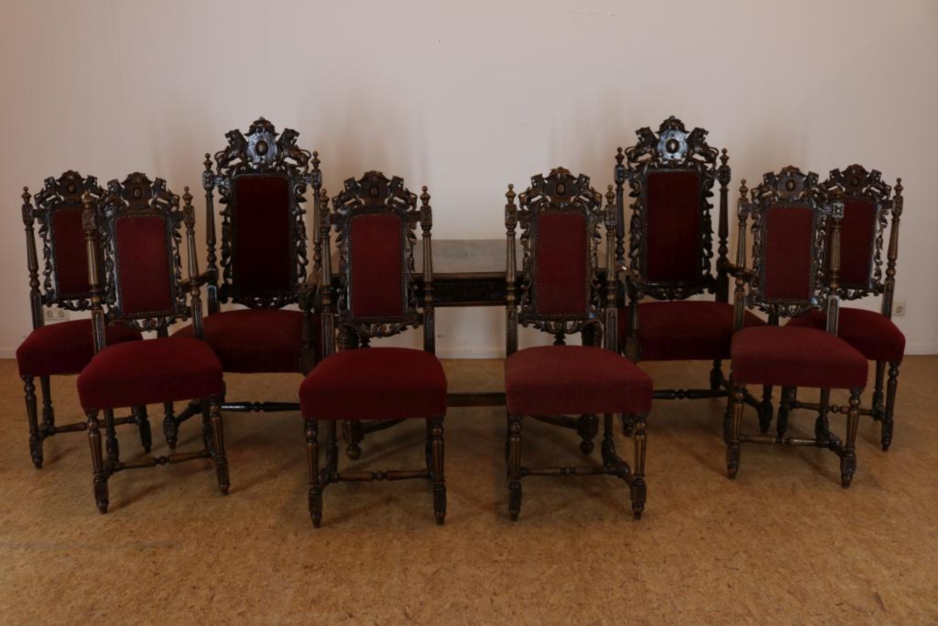 Serie van 8 stoelen en eiken tafel