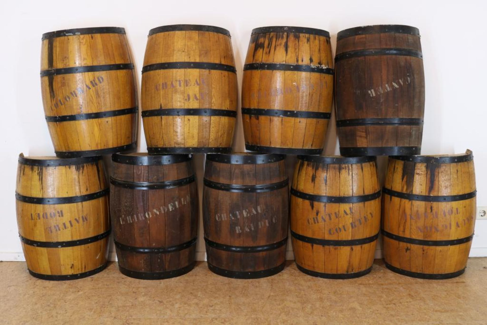 Serie van 9 houten wijntonnen