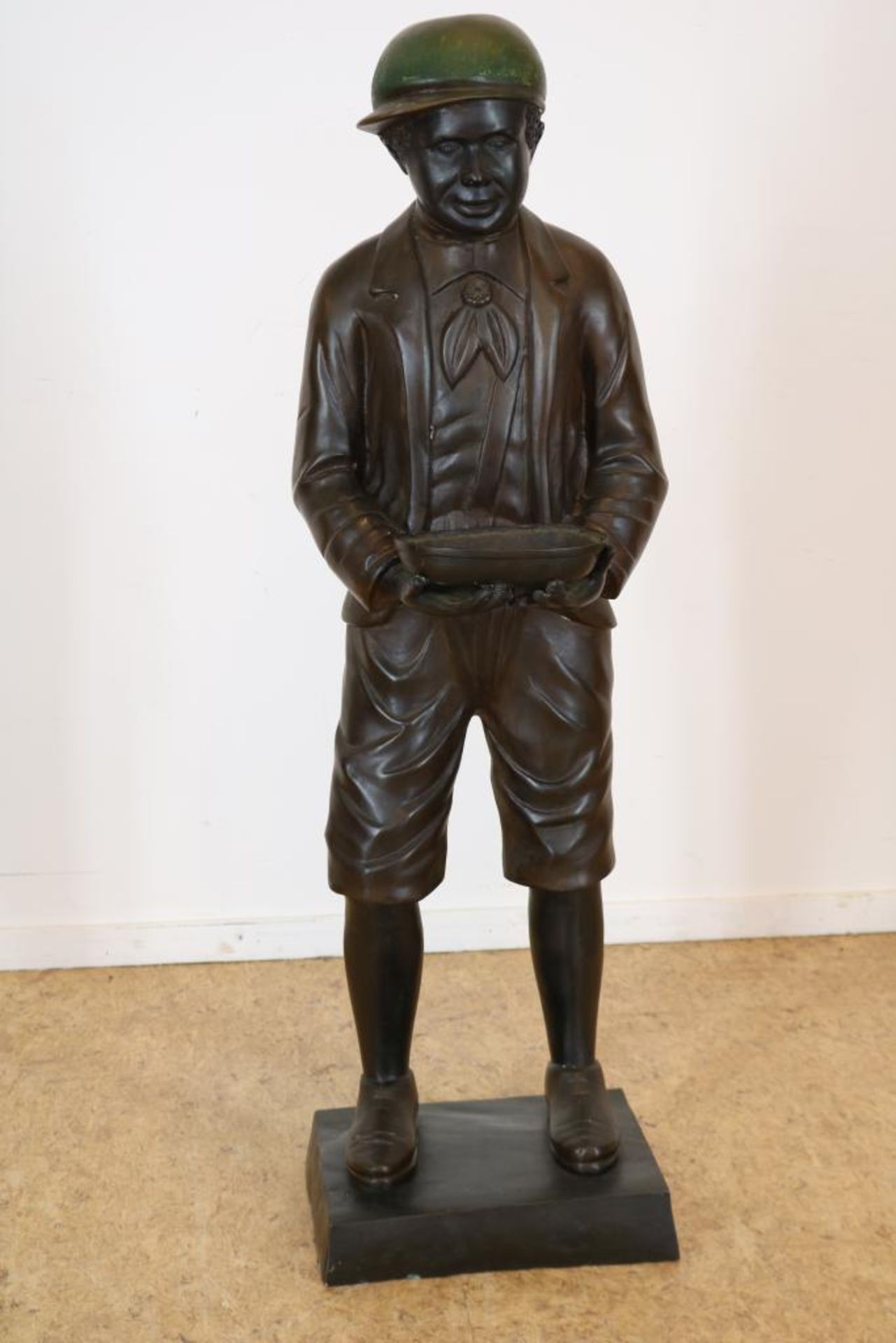 Bronzen sculptuur van jongen met pet