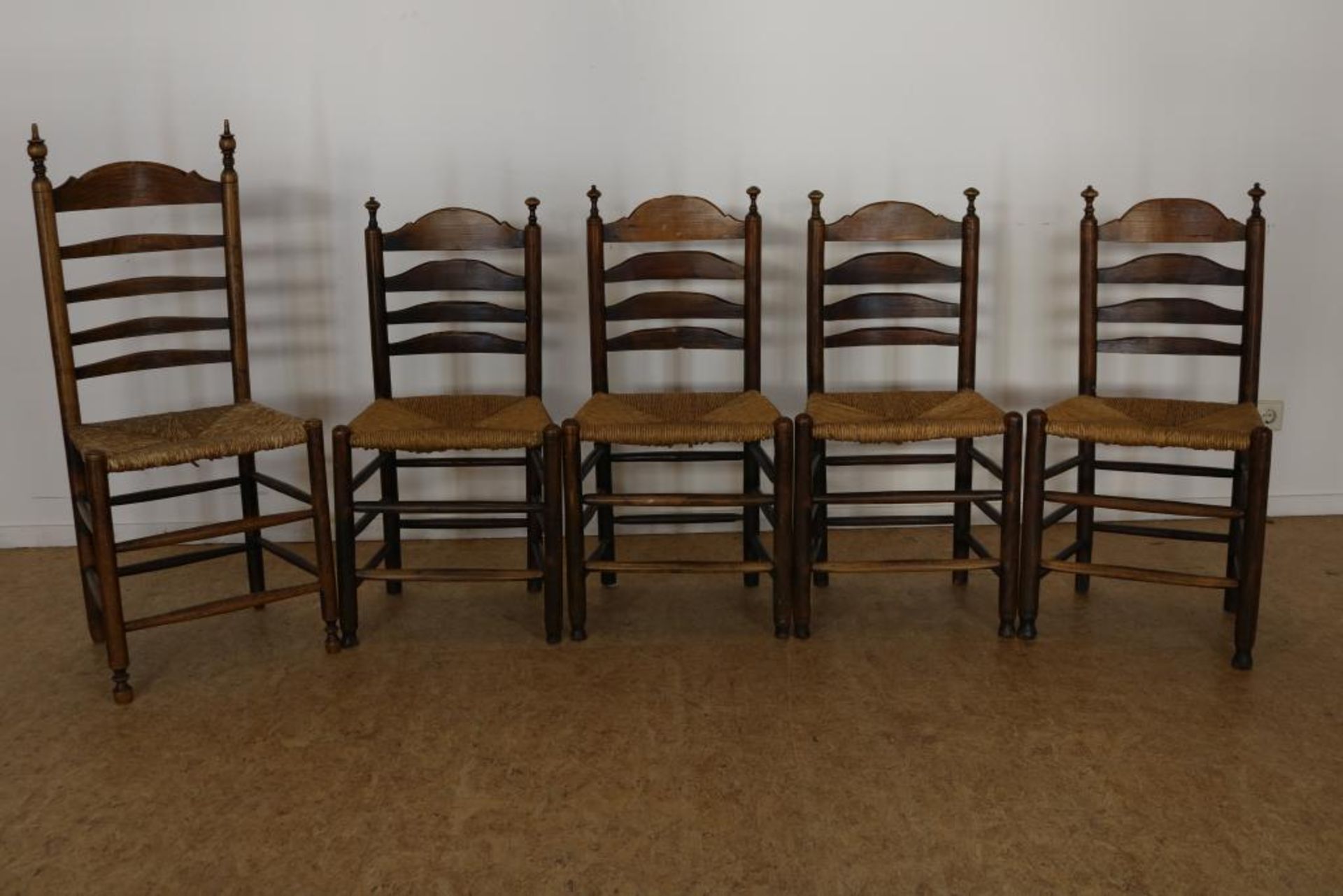 Serie van 4 eiken stoelen, 1x andere