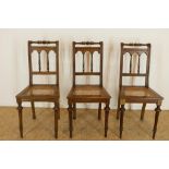 Set van 3 noten stoelen met pitriet