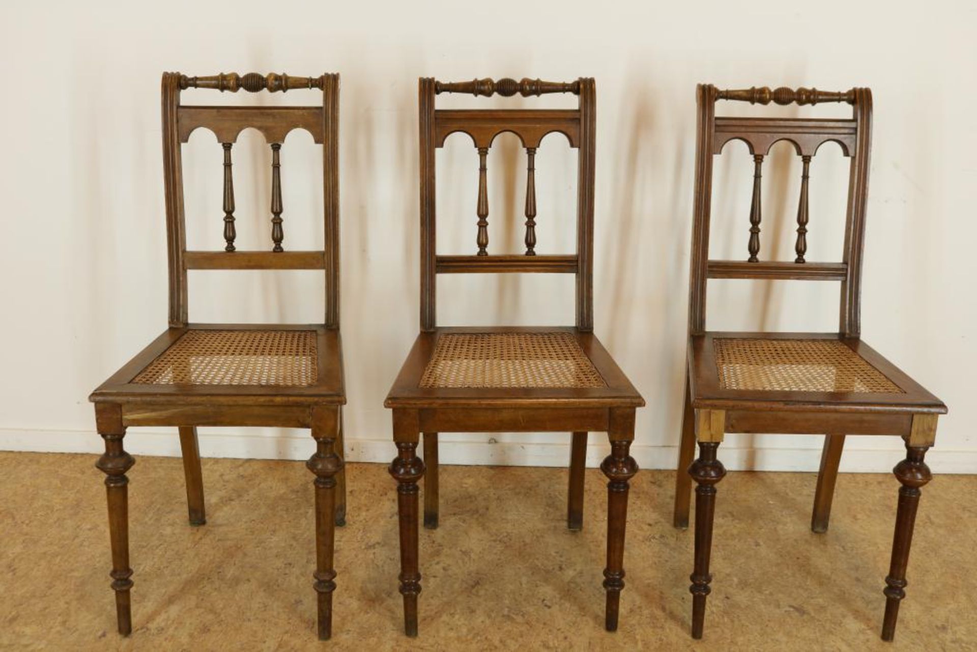Set van 3 noten stoelen met pitriet