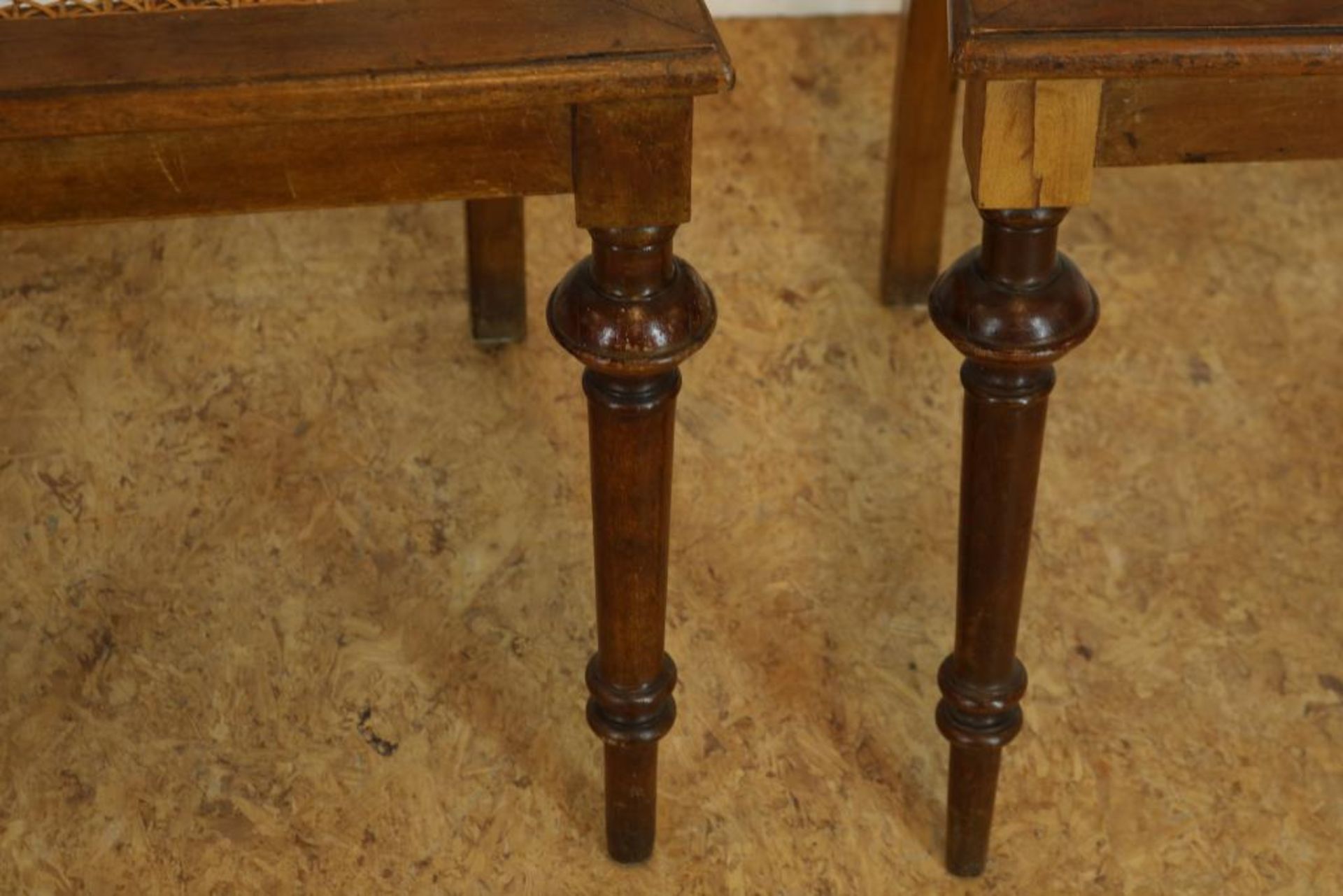 Set van 3 noten stoelen met pitriet - Bild 3 aus 4