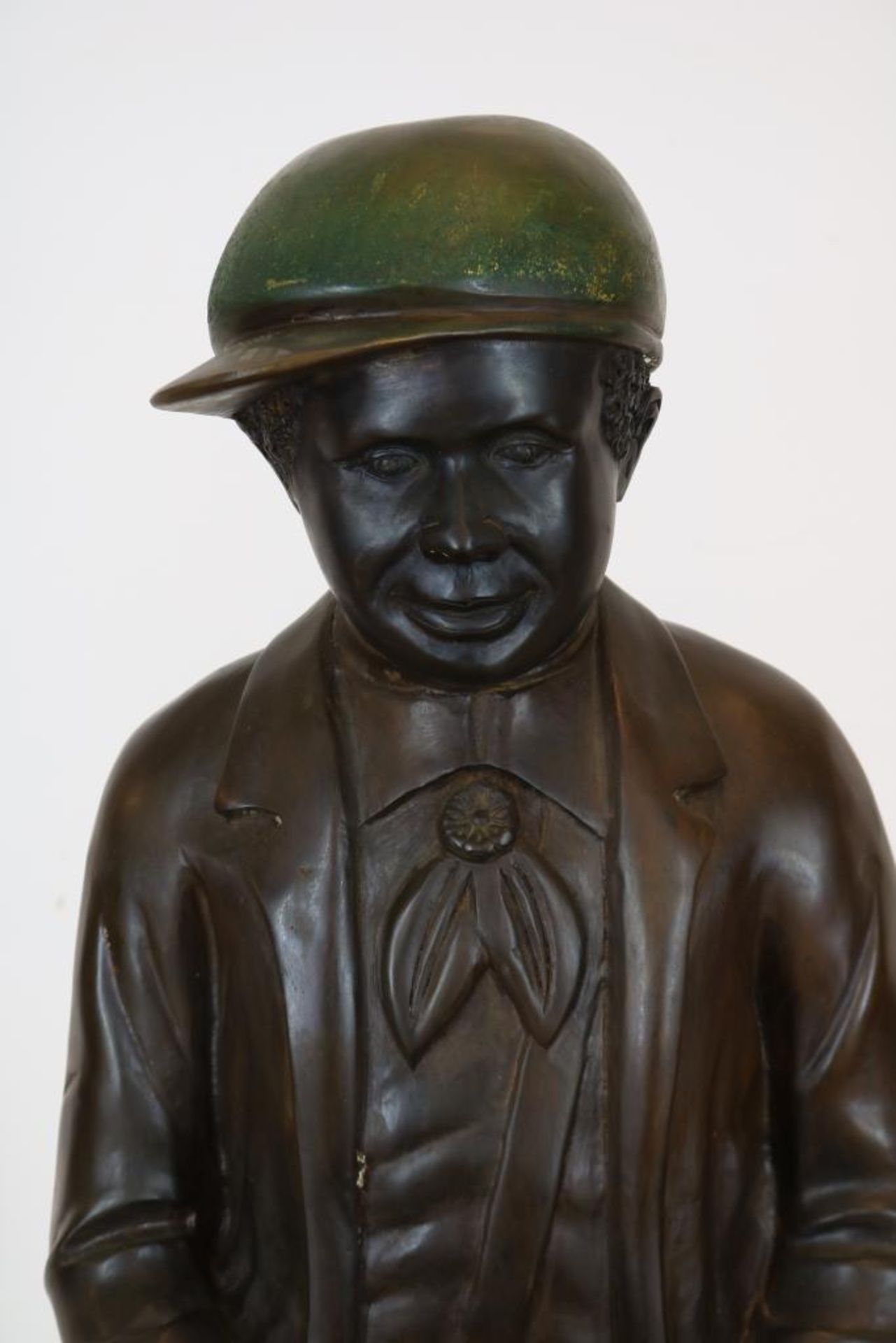 Bronzen sculptuur van jongen met pet - Bild 3 aus 4