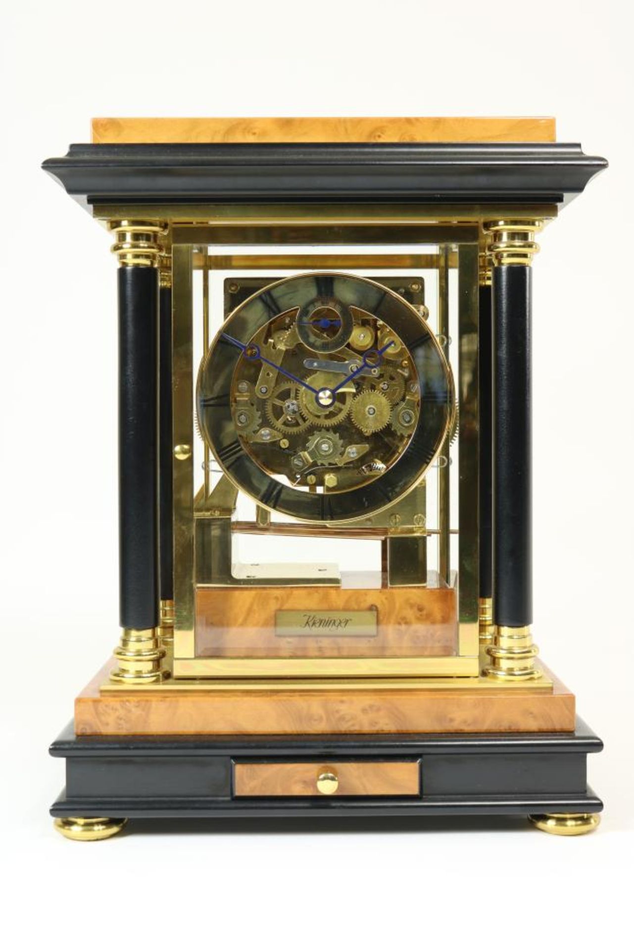 Skelet pendule in tujahout kast