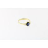 Gouden ring met ovale saffier en diamant
