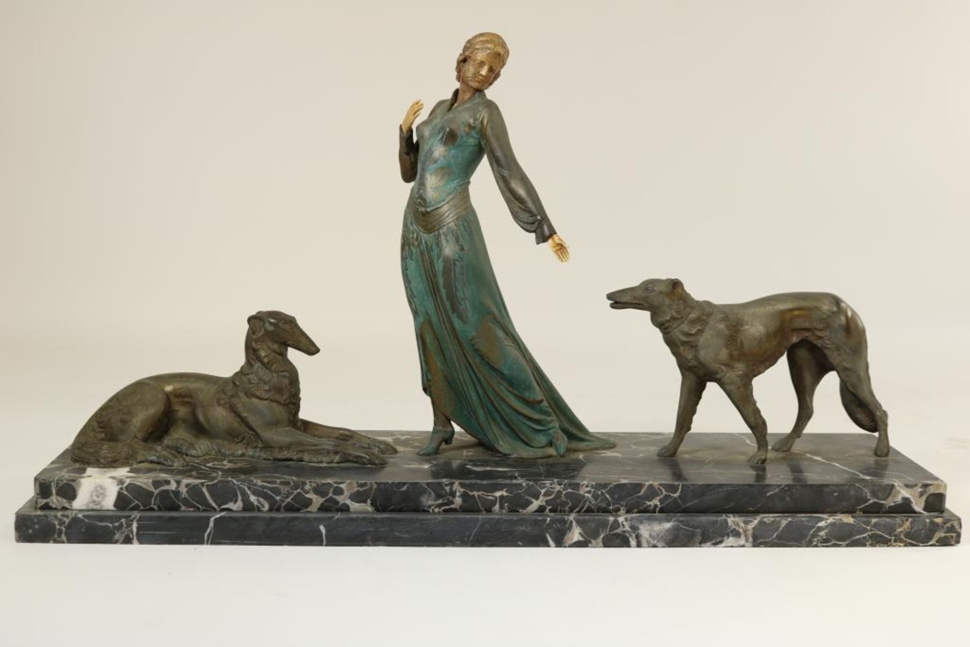 Art Deco sculptuur van dame met honden