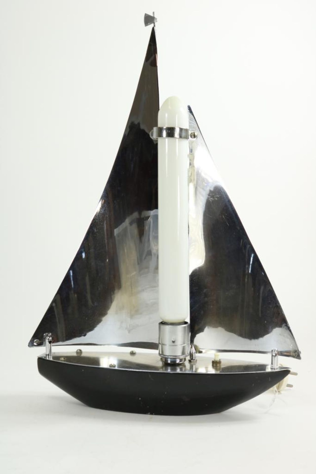 Chromen Art Deco tafellamp. h. 50 cm.