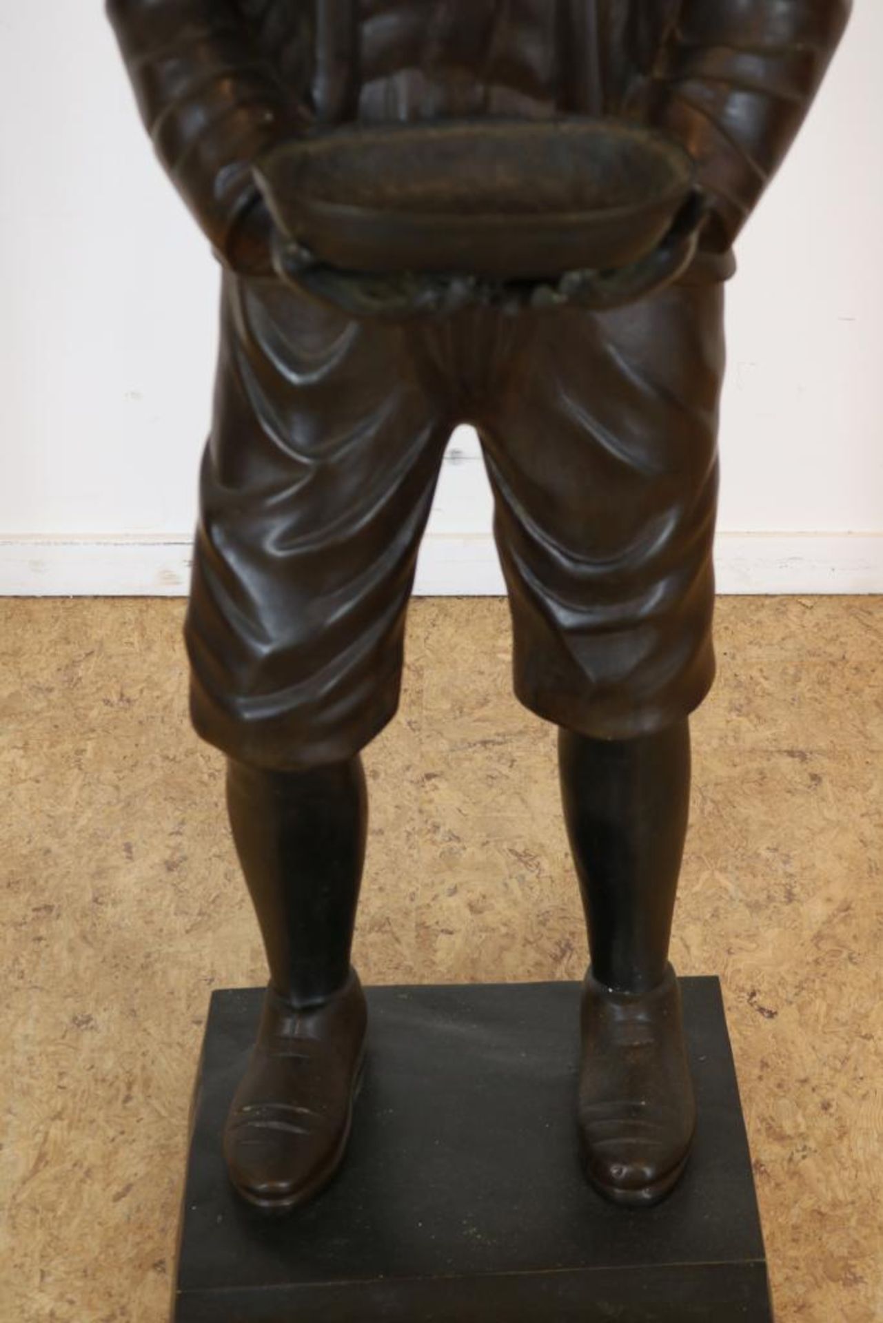 Bronzen sculptuur van jongen met pet - Bild 4 aus 4