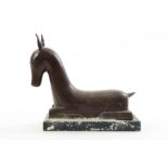 Bronzen sculptuur van liggend paard