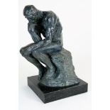 Bronzen sculptuur van de Denker