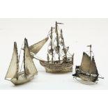Lot met 3 zilveren miniatuur boten