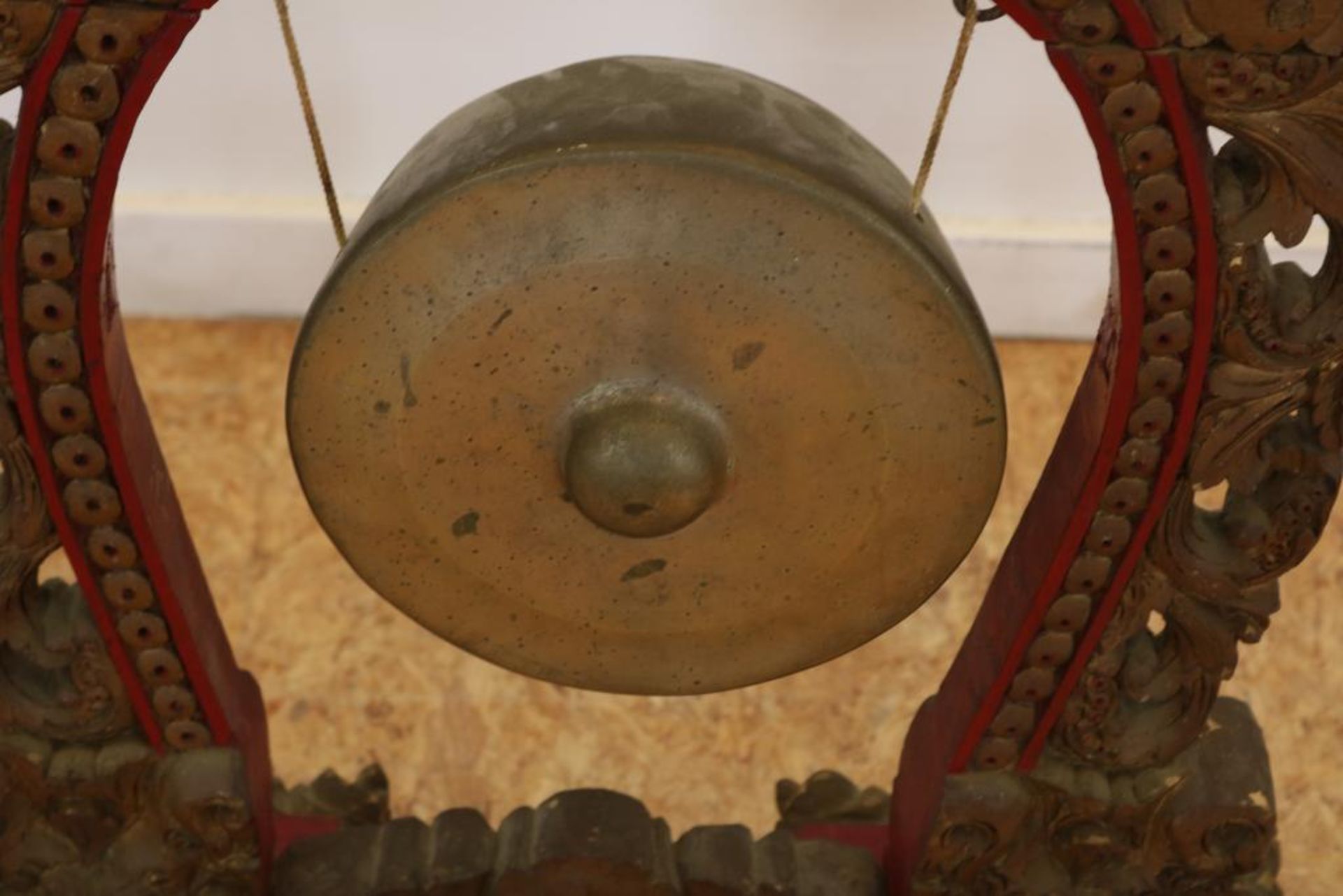 Houten gonghouder met koperen gong - Image 3 of 4