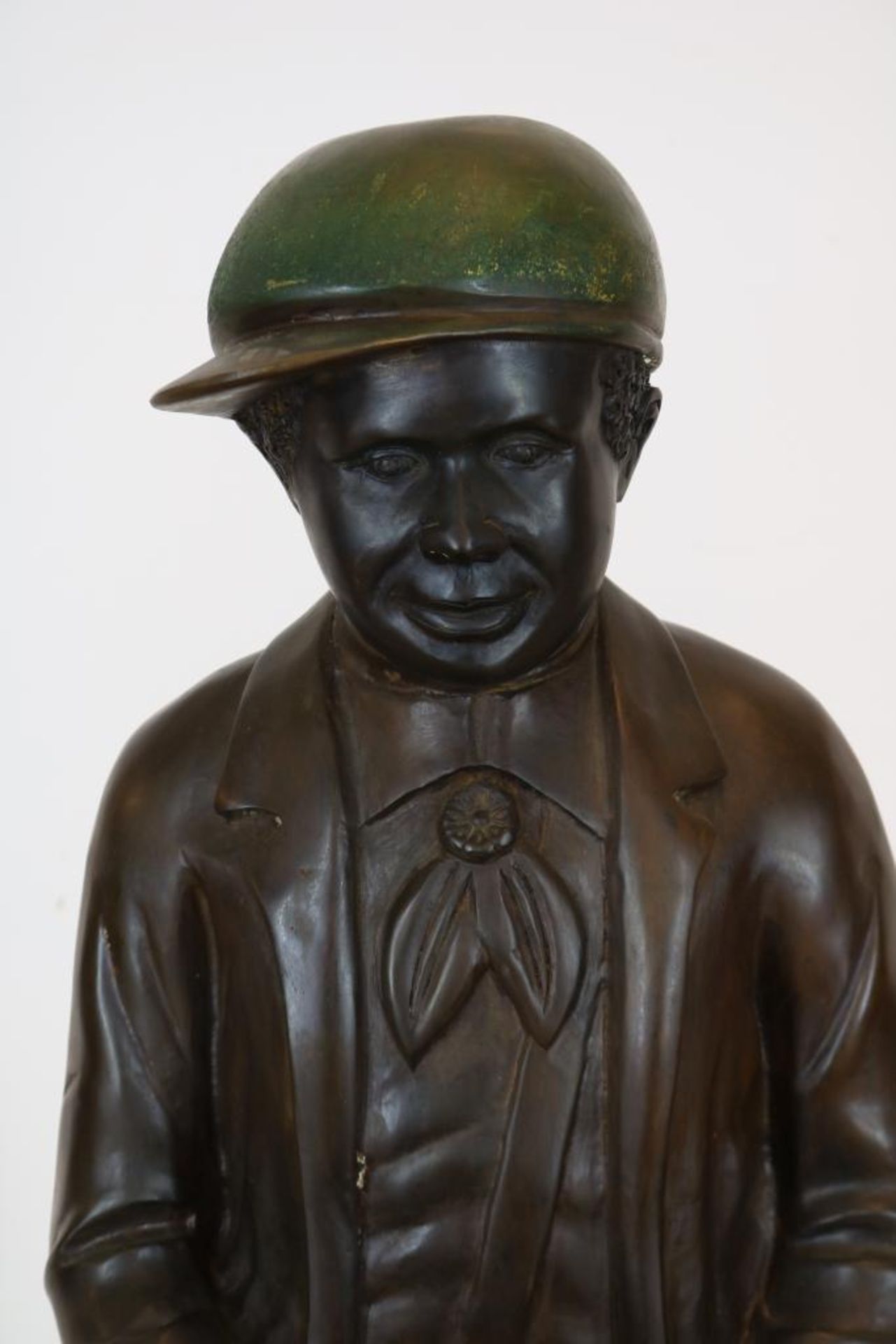 Bronzen sculptuur van jongen met pet - Image 4 of 4