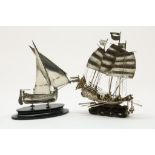 2 miniatuur boten waarbij galjoen