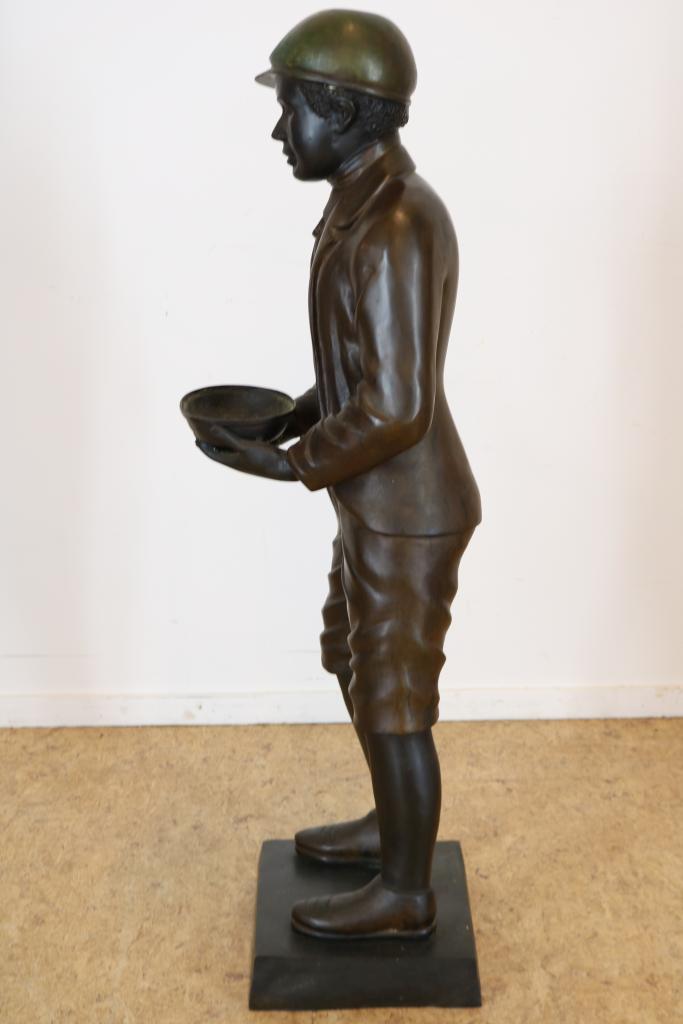 Bronzen sculptuur van jongen met pet - Image 3 of 4