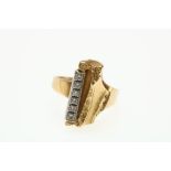 Gouden fantasie ring bezet met diamant