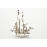 Zilveren miniatuur zeilschip