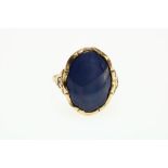 Gouden ring bezet met blauwe saffier