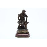 Bronzen sculptuur van smit om aambeeld