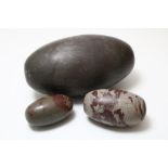 Lot van 3 Lingam eieren