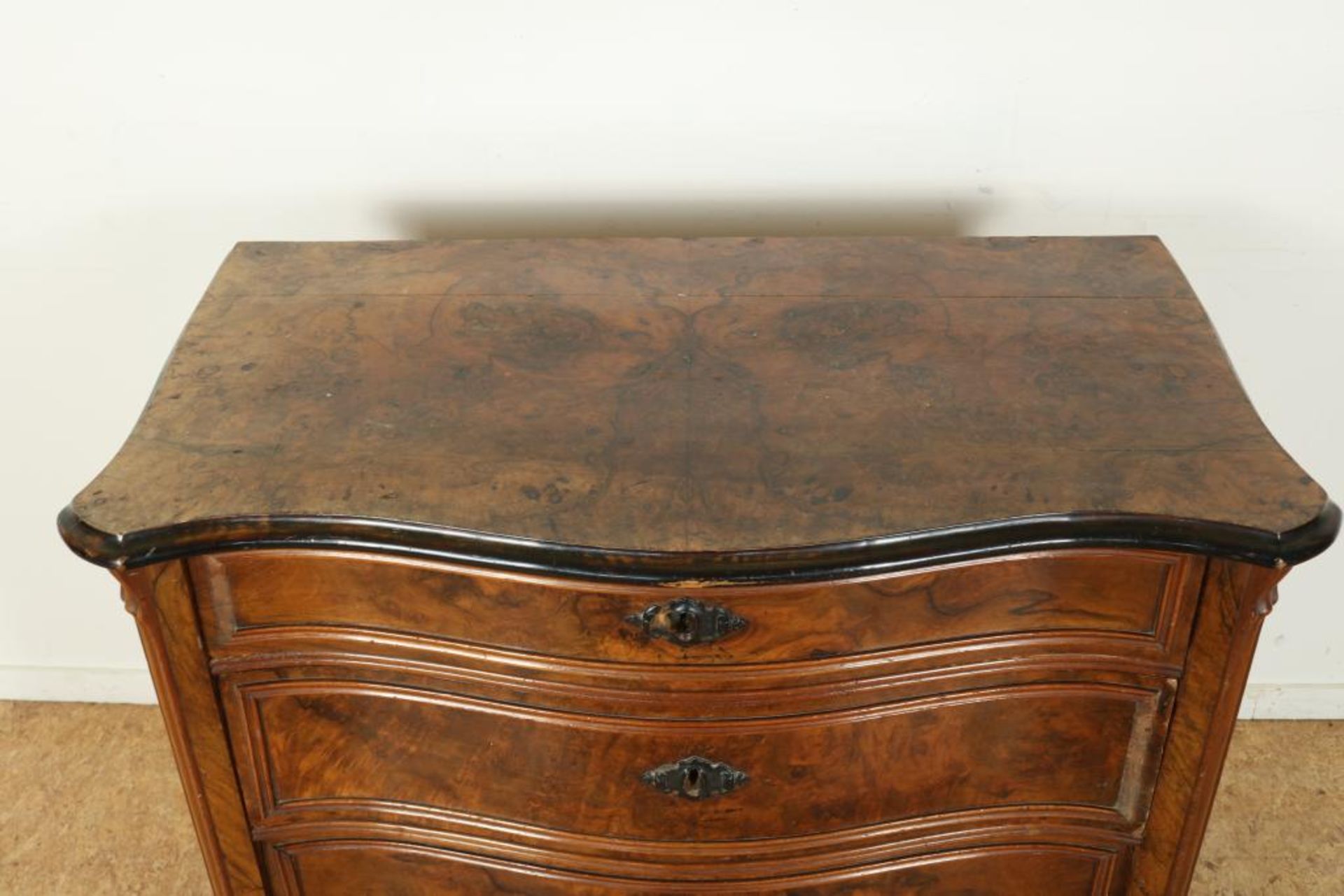 Wortelnoten gefineerde commode - Image 4 of 4